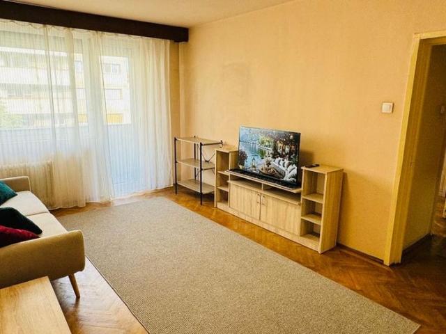 Inchiriez apartament 3 camere, decomandat, ultracentral, etaj 3/10 Bd. Magheru O