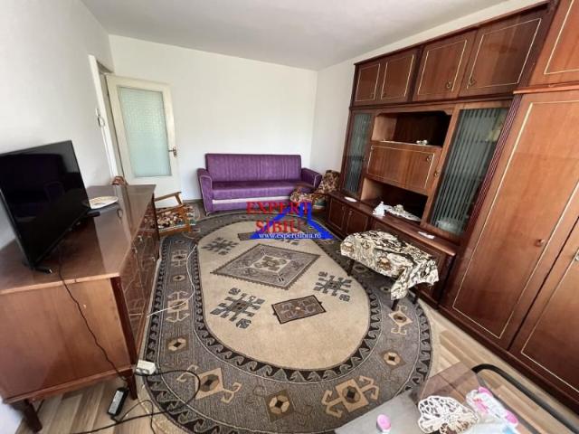 INCHIRIEZ apartament 3 camere decomandat, zona Ciresica
