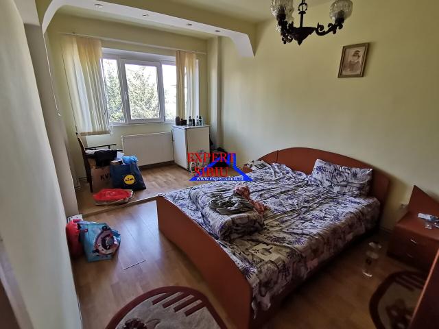 INCHIRIEZ apartament 3 camere decomandat, zona Ciresica