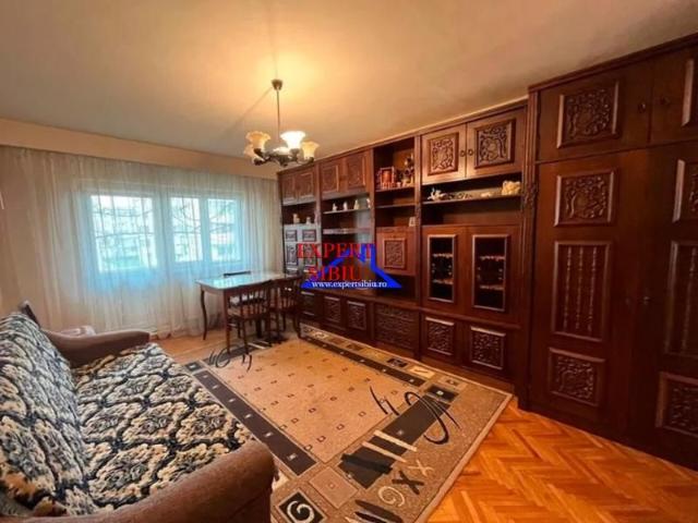 INCHIRIEZ apartament 3 camere decomandat, zona Turnisor
