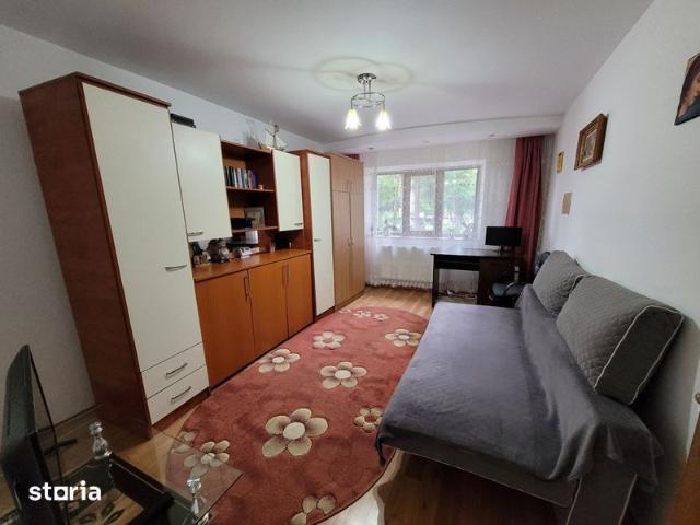Închiriez apartament 3 camere decomandat