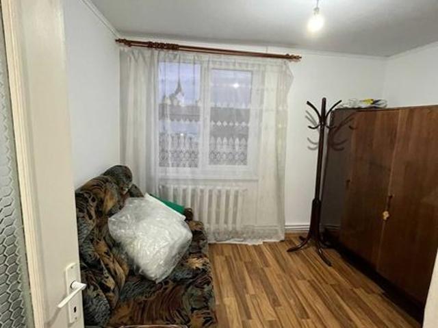 Inchiriez apartament 3 camere decomandate, central, BCR, Targu Neamt