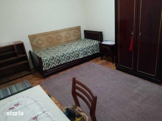 Inchiriez Apartament 3 camere, decomandate, mobilate, etajul 1/4