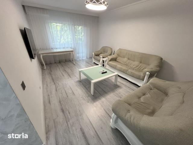 Inchiriez apartament 3 camere etaj 1 zona Piata Decebal