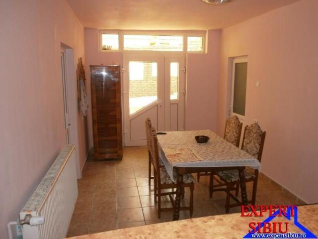 INCHIRIEZ apartament 3 camere, fiind pretabil pentru echipe de muncitori