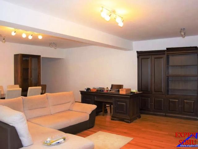 INCHIRIEZ apartament 3 camere la vila, zona Trei Stejari