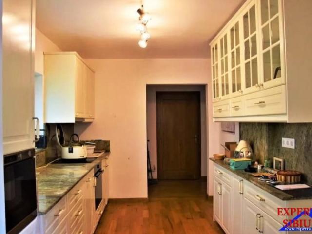 INCHIRIEZ apartament 3 camere la vila, zona Trei Stejari