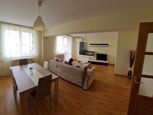 Inchiriez apartament 3 camere modern