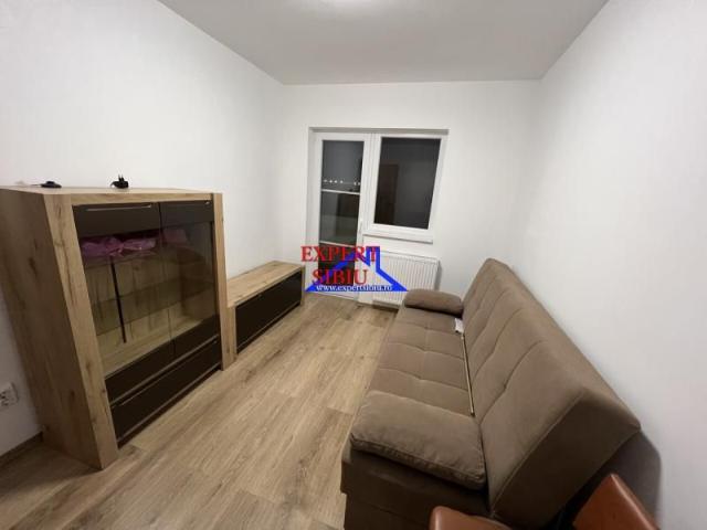 Inchiriez apartament 3 camere renovat, zona Calea Surii Mici