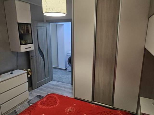 Inchiriez apartament 3 camere semidecomandat