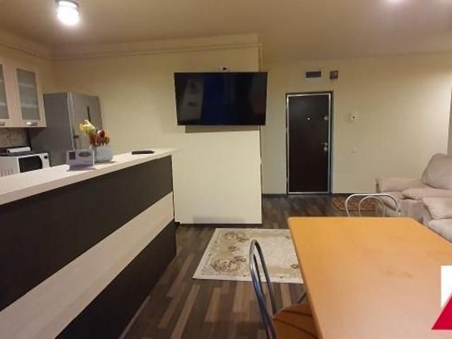 Inchiriez apartament 3 camere,semidecomandate situat pe strada Distributiei
