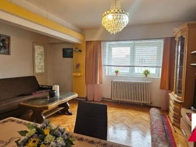 Inchiriez apartament 3 camere situat central in Parcul Tineretului, langa spital,etaj 2