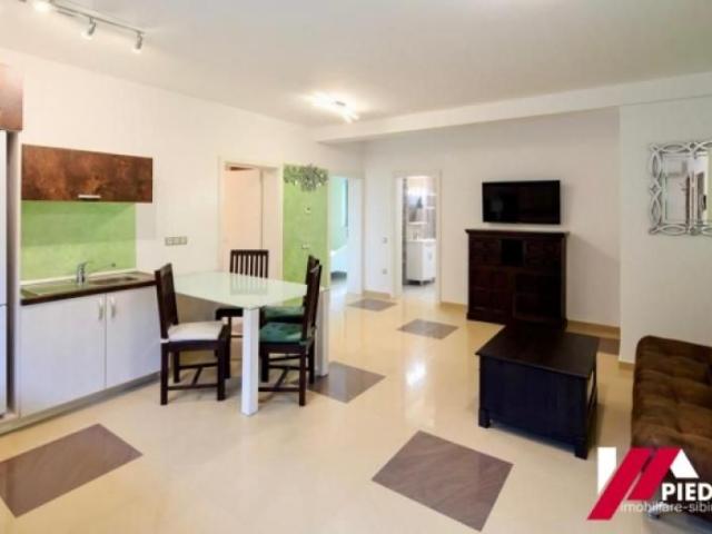 Inchiriez apartament 3 camere situat la casa in zona Bucegi,cu gradina