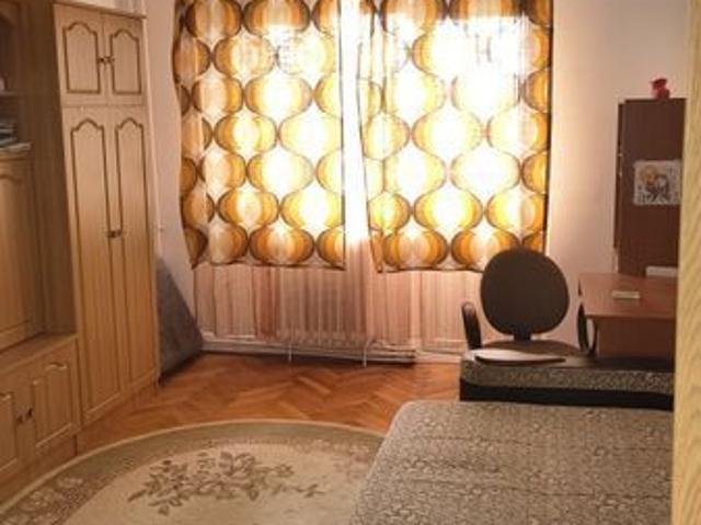 Închiriez apartament 3camere 70 Mp. 2 balcoane