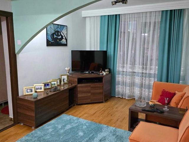 Inchiriez Apartament ultracentral 3 camere modificat din 4 camere