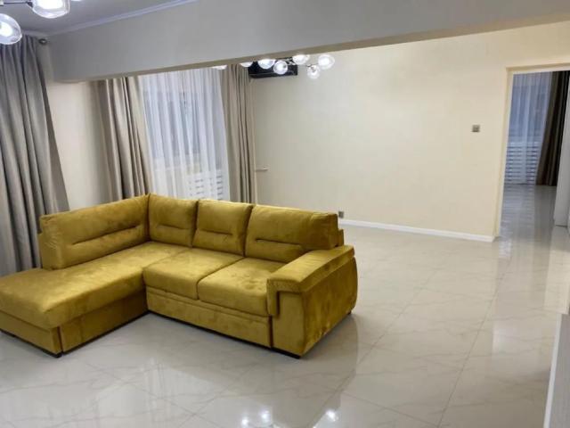 Inchiriez apartament zona Decebal