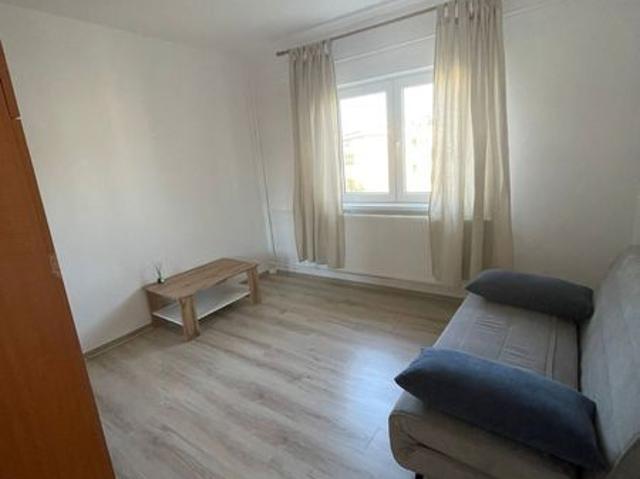 Inchiriez apartament zona Decebal