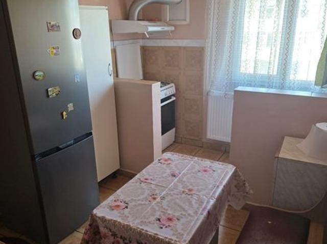 Inchiriez apartament zona Gardu Rosu