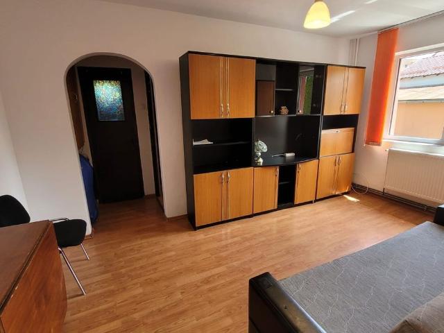 Inchiriez apartament cu 2 camere, cartier Florilor, Str. Lalelelor