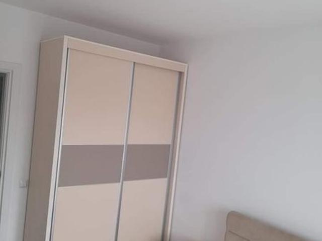 Inchiriez apartament cu 2 camere, decomandat, mobilat, proprietar