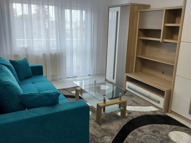 Inchiriez apartament cu 2 camere,decomandat