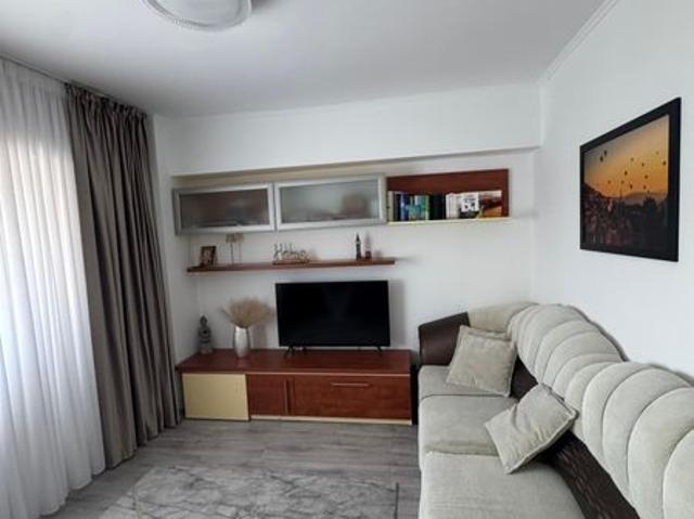 Inchiriez apartament cu 2 camere decomandat