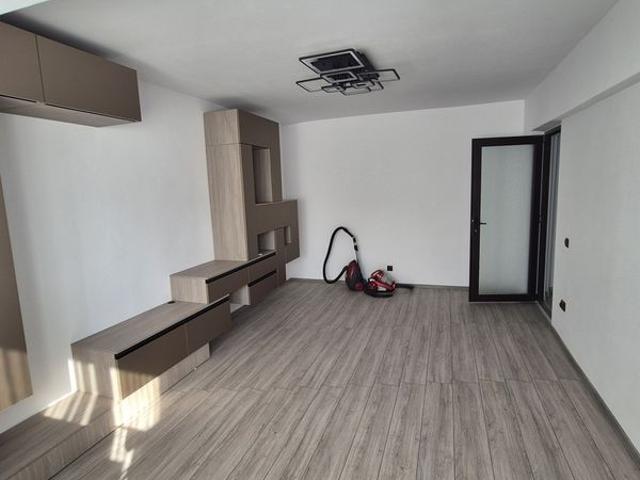 Inchiriez apartament cu 2 camere etj 3 zona Radu Negru