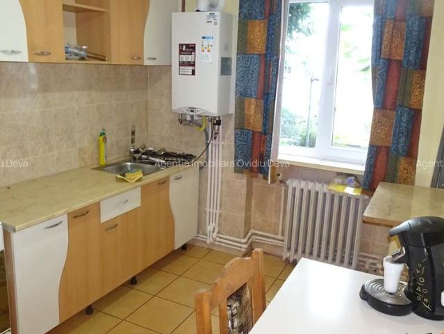 Inchiriez apartament cu 2 camere in Deva, parter, zona Pacii scoala Andrei Sagu