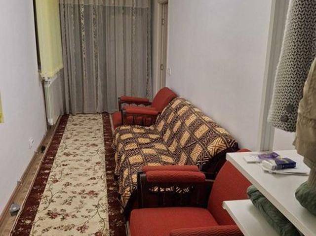 Inchiriez apartament cu 2 camere la curte