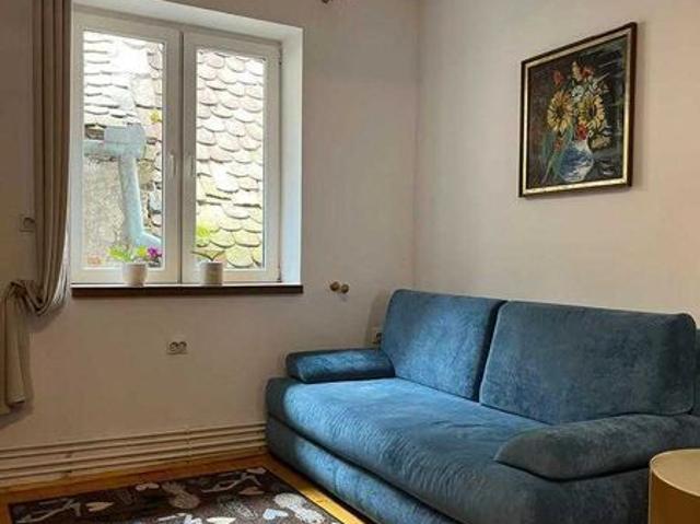 Inchiriez apartament cu 2 camere si parcare centru str 9 mai