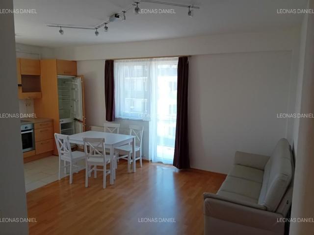 Inchiriez apartament cu 3 camere