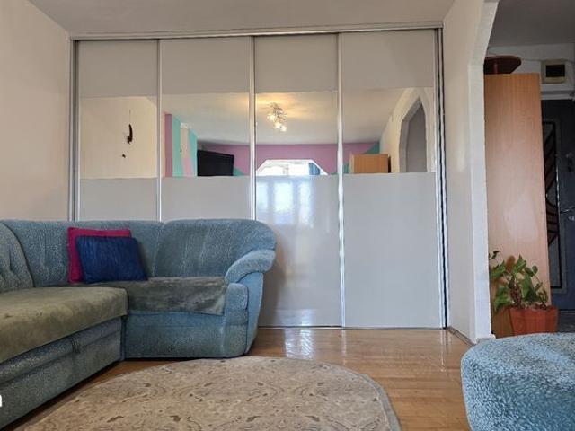 Închiriez apartament cu 3 camere