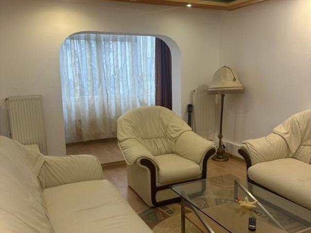 Inchiriez apartament cu 3 camere, zona centrala, et2/4, decomandat