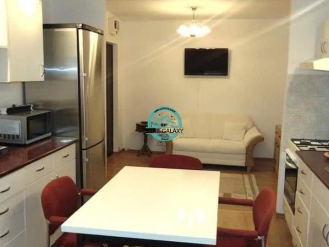 Inchiriez apartament cu 3 camere, decomandat in Cornisa, et, 2,la 5 min de UMF