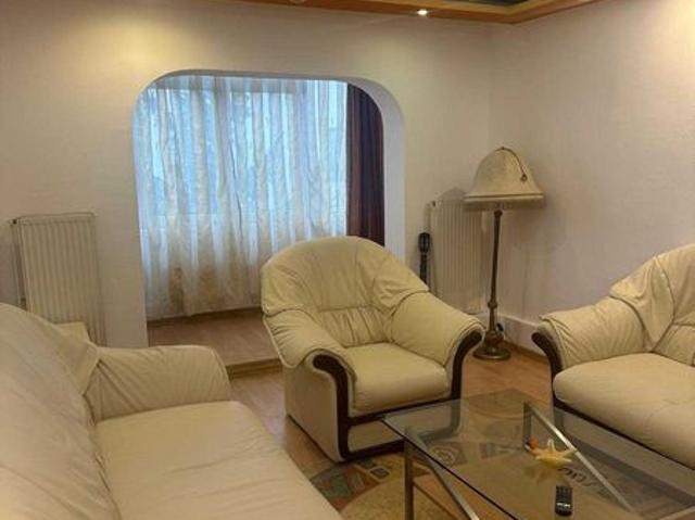 Inchiriez apartament cu 3 camere decomandat
