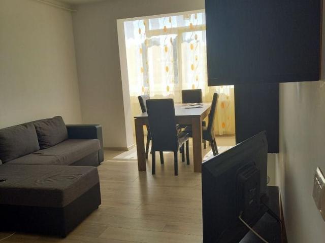 inchiriez apartament cu 3 camere, Mioveni, Robea lângă Primărie