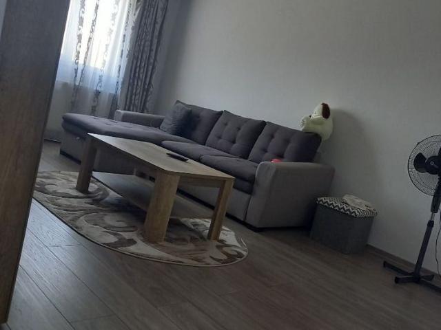 inchiriez apartament cu 3 camere, Mioveni, Robea lângă Primărie