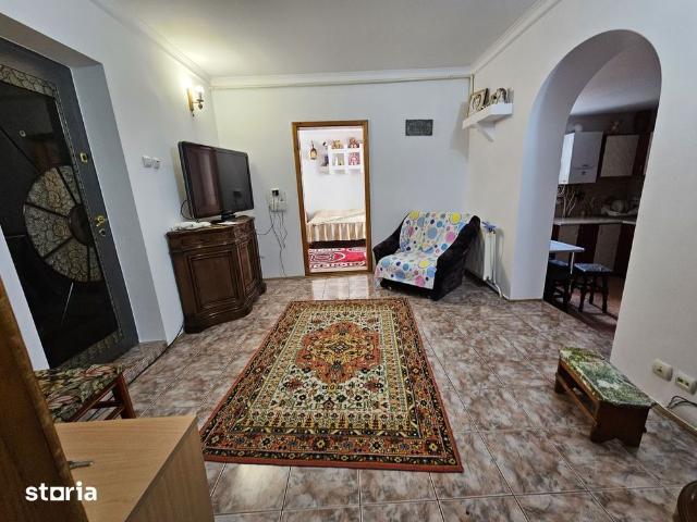Inchiriez apartament cu trei camere decomandate zona universitatii