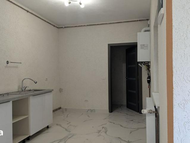 Inchiriez apartament cu curte, in centru, centrala termica!
