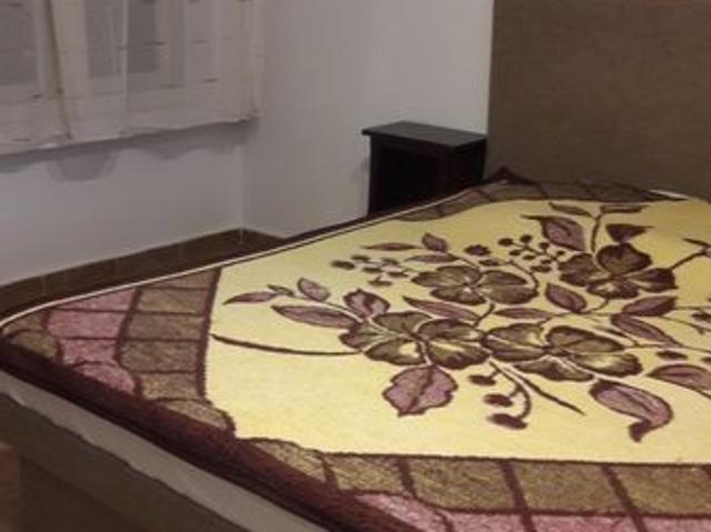 Închiriez apartament cu o cameră la casă