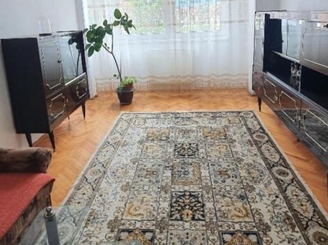 Inchiriez apartament de 4 camere, decomandat situat pe Bulevardul Mihai Viteazu, etaj 2