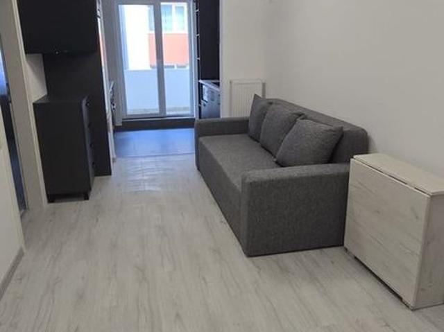 Inchiriez apartament de 2 camere cu balcon