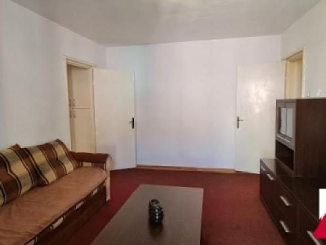Inchiriez apartament de 3 camere, semidecomandat, etaj 3, zona Bulevardul Mihai Viteazu