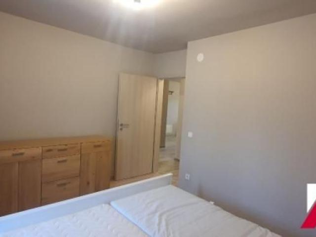 Inchiriez apartament de 3 camere situat la un bloc tip vila,la etajul 1,75m, cu 2 bai, situat central pe str.General Magheru,nou mobilat