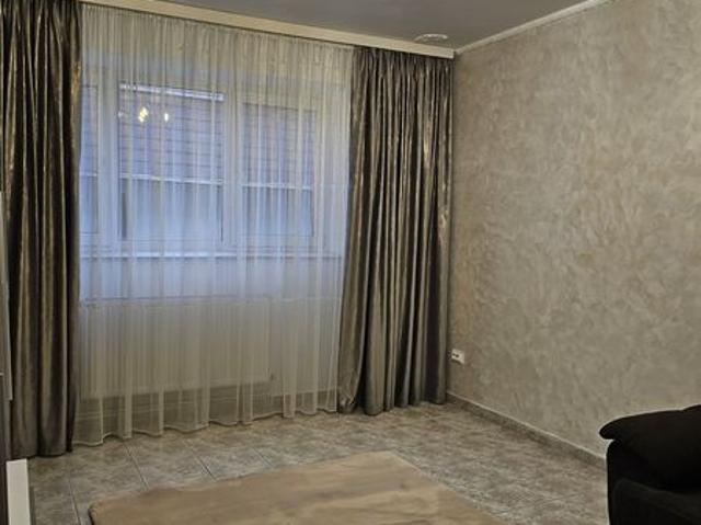 Închiriez apartament decomandat