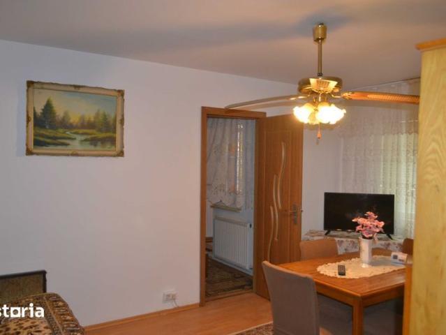 Inchiriez apartament doua camere zona Comisariat