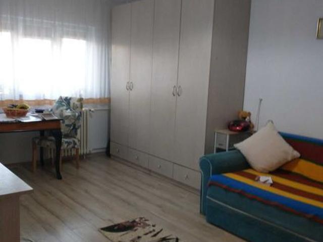 Inchiriez apartament doua camere etaj 1, in Nicolina