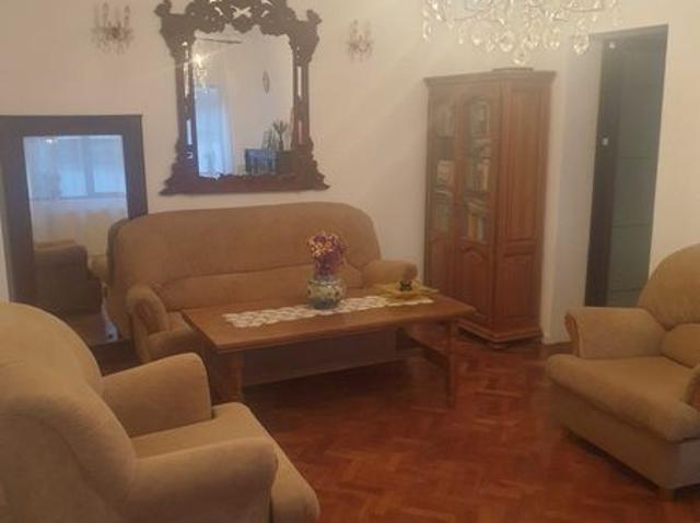 Inchiriez apartament in vila la parter