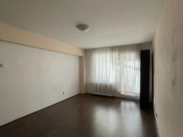 Inchiriez apartament in zona 22 Decembrie 1989