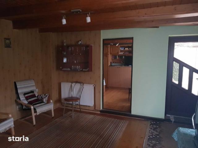 Inchiriez apartament la curte